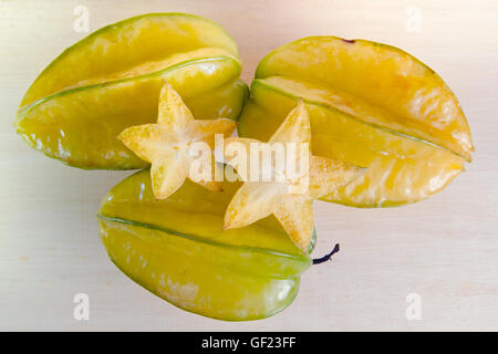 Sternapfel Obst (auch bekannt als Carambola, Sternfrüchte, Gattung Karambolen, Bilimbi, Arkin in Florida, Dah Pon, Ma Fueng, Maha in Stockfoto