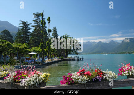 Hotelgarten vom Lac d ' Annecy in Talloires. Haute-Savoie, Frankreich. Stockfoto