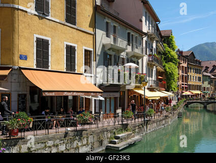 Gebäude auf dem Quai de L'Ile in Annecy. Haute-Savoie, Frankreich. Stockfoto