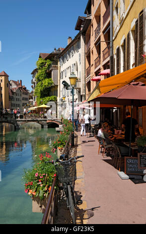 Restaurant auf der Quai De L'Ile in Annecy. Haute-Savoie, Frankreich. Stockfoto