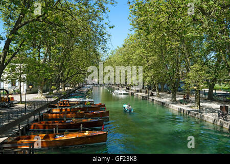 Boote am Kanal in Annecy. Haute-Savoie, Frankreich. Stockfoto