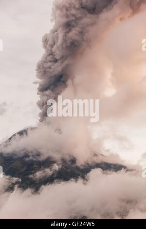 Vulkan Tungurahua, intensive strombolianische Aktivität bei Sonnenuntergang, Februar 2016, Ecuador, Südamerika Stockfoto