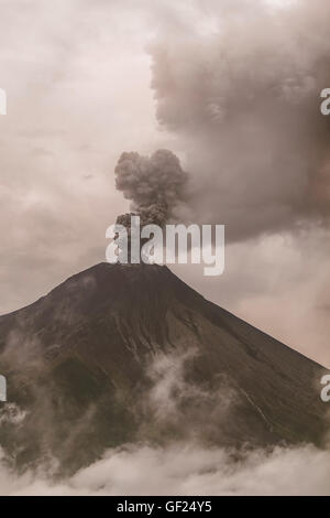 Vulkan Tungurahua umgeben Wolken voller Asche und Rauch, Februar 2016, Ecuador Stockfoto