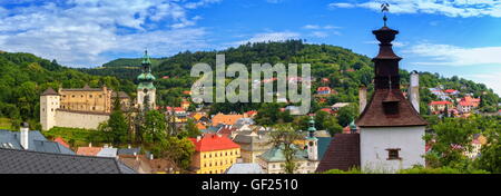 Banska Stiavnica Panoramablick mit alten Schloss, klopfen Turm und Häuser bis zum Tag, Slowakei