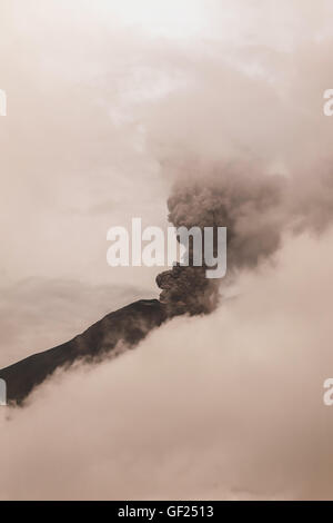 Vulkan Tungurahua Tele Schuss während Februar 2016, Ecuador Stockfoto