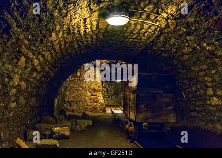 Alten unterirdischen mine mit Ausrüstung und Schienen, Banska Stiavnica, Slowakei Stockfoto