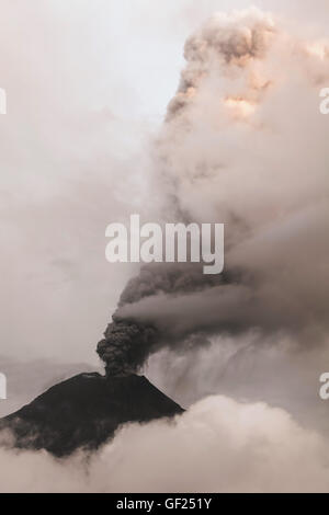 Fumarole am Krater Vulkan Tungurahua, Ecuador Stockfoto