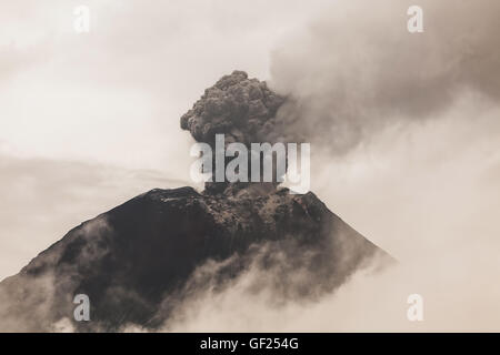 Vulkan Tungurahua, intensive strombolianische Aktivität, Ecuador Stockfoto