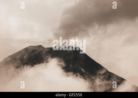 Vulkan Tungurahua einer der aktivsten Vulkane In Ecuador Stockfoto