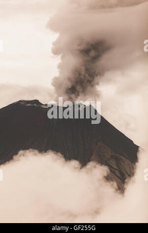 Vulkan Tungurahua Krater, Februar 2016, Ecuador Stockfoto