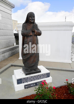 Statue von Mutter Teresa in St. Louis Friedhof #1, eine der oben genannten Boden Friedhöfe in New Orleans Louisiana USA Stockfoto