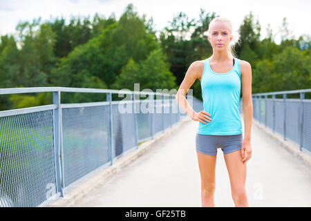 Zuversichtlich weibliche Läufer mit ihren Durchbruch nach laufen Stockfoto