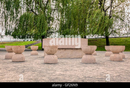 Tabelle der Stille ist eines der drei Stücke von Targu Jiu monumentalen Ensemble von den rumänischen Bildhauer Constantin Brancusi, Osten Stockfoto