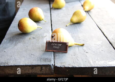 gesunde Ernährung-Idee - Text und saftig würzige Birnen Stockfoto