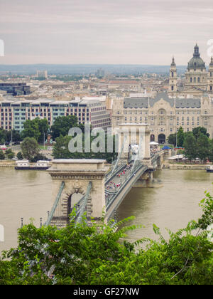 Verkehr auf Szechenyi Kettenbrücke In Budapest, Ungarn, bewölkten Sommertag Stockfoto