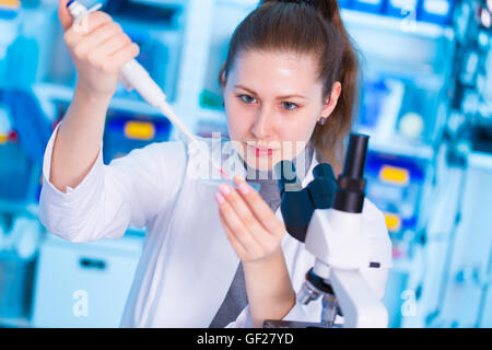 Junge Forscherin mit Pipette im medizinischen Labor Stockfoto