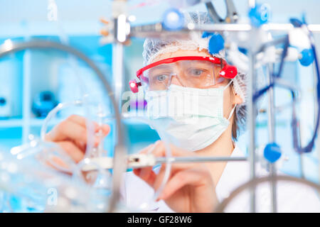 pharmazeutische Fabrik Arbeitnehmerin Produktion in Betrieb Stockfoto