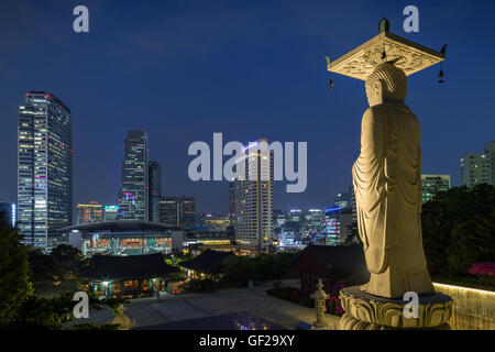 Mireuk Daebul Statue (die große Statue von Maitreya Buddha) in Bongeunsa-Tempel und Aussicht auf Gangnam in Seoul, Südkorea bei Dunkelheit Stockfoto