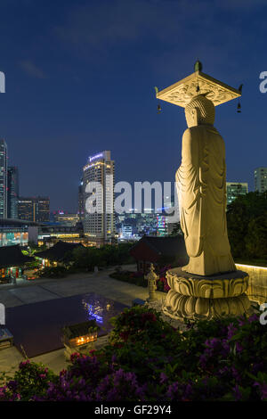 Mireuk Daebul Statue (die große Statue von Maitreya Buddha) in Bongeunsa-Tempel und Aussicht auf Gangnam in Seoul, Südkorea bei Dunkelheit Stockfoto