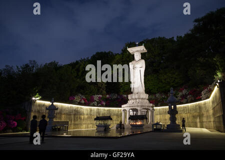 Nur wenige Menschen auf einem Platz vor der großen Statue des Maitreya Buddha in der Bongeunsa-Tempel in Gangnam, Seoul, Südkorea. Stockfoto