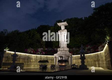 Plaza und Mireuk Daebul Statue (die große Statue von Maitreya Buddha) am Bongeunsa-Tempel in Gangnam, Seoul, Südkorea in der Nacht Stockfoto