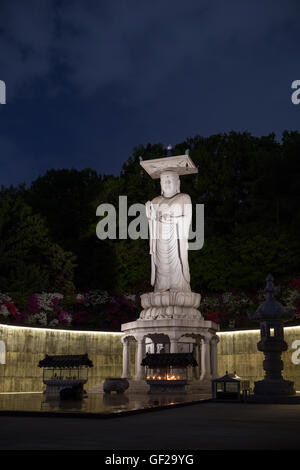 Plaza und Mireuk Daebul Statue (die große Statue von Maitreya Buddha) am Bongeunsa-Tempel in Gangnam, Seoul, Südkorea in der Nacht Stockfoto