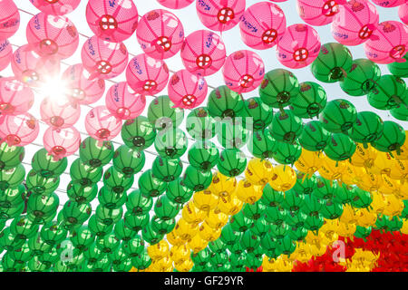 Bunte Papierlaternen Ansicht von unten an der Bongeunsa-Tempel in Seoul, Südkorea, Buddhas Geburtstag zu feiern. Stockfoto