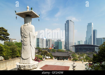 Mireuk Daebul Statue (die große Statue von Maitreya Buddha) an der Bongeunsa-Tempel und die Aussicht des Gangnam in Seoul, Südkorea. Stockfoto