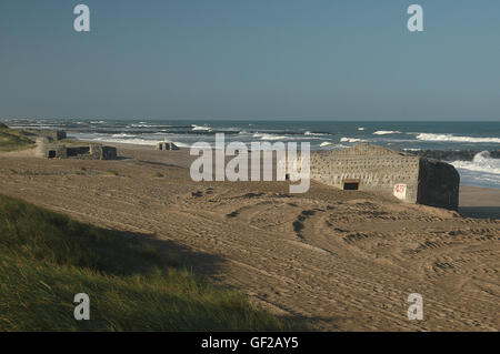 Auch heute noch diese Bunker aus dem 2. Weltkrieg auf den Strand von Thyborøn in Dänemark. Stockfoto