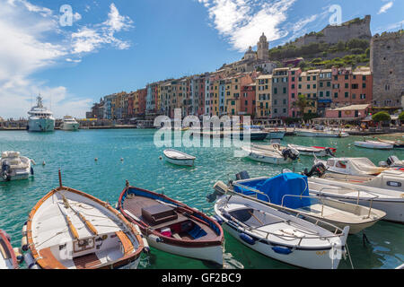 Kleine Boote und Yachten im Hafen und Strand von Portovenere, La Spezia, Portovenere, Genua, Ligurien, Europa, EU Stockfoto