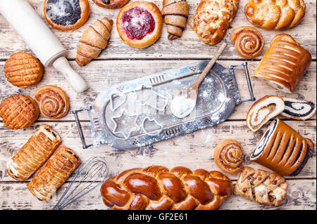 Leckeres Weihnachten Backen Hintergrund mit Zutaten und Utensilien Stockfoto