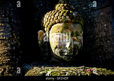 Ein Rest des Buddha-Statue in Jakhalabandha gefunden in Nagaon Bezirk von Assam, Indien Stockfoto