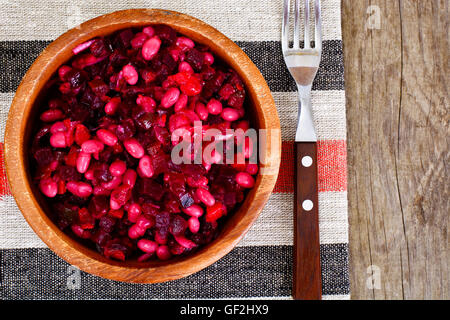 Vinaigrette mit Bohnen auf rohen Brettern Stockfoto