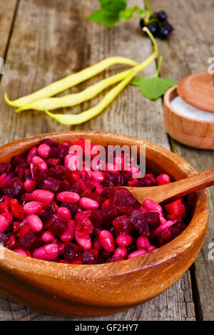 Vinaigrette mit Bohnen auf rohen Brettern Stockfoto