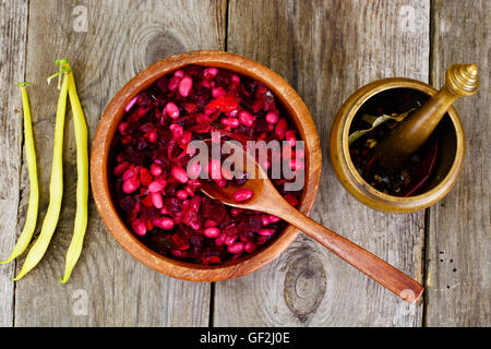 Vinaigrette mit Bohnen auf rohen Brettern Stockfoto