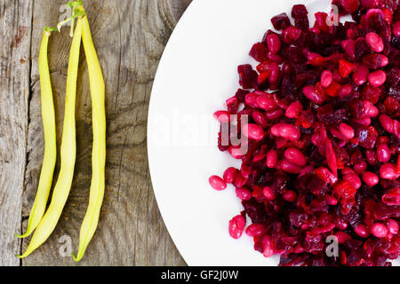 Vinaigrette mit Bohnen auf rohen Brettern Stockfoto