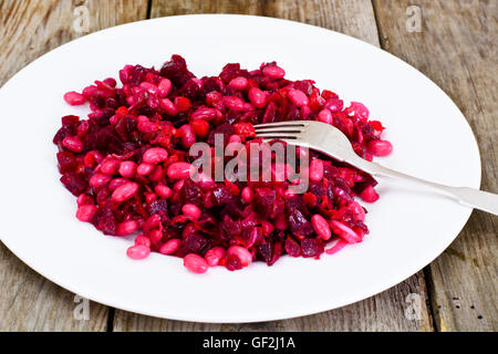 Vinaigrette mit Bohnen auf rohen Brettern Stockfoto