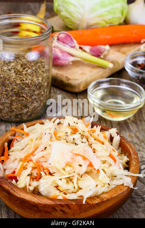 Sauerkraut mit Karotten, Salz, Wasser, Zucker, Knoblauch, Fenchelsamen Stockfoto