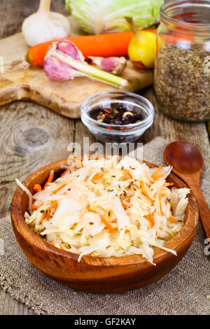 Sauerkraut mit Karotten, Salz, Wasser, Zucker, Knoblauch, Fenchelsamen Stockfoto