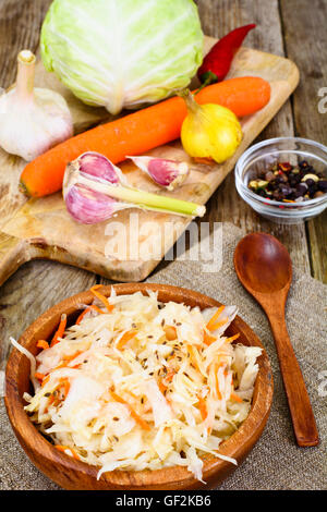 Sauerkraut mit Karotten, Salz, Wasser, Zucker, Knoblauch, Fenchelsamen Stockfoto