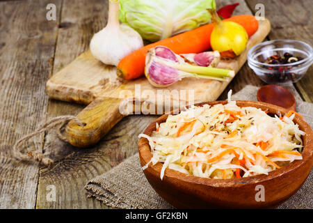 Sauerkraut mit Karotten, Salz, Wasser, Zucker, Knoblauch, Fenchelsamen Stockfoto