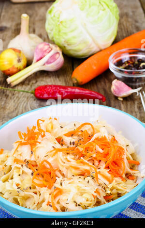 Sauerkraut mit Karotten, Salz, Wasser, Zucker, Knoblauch, Fenchelsamen Stockfoto