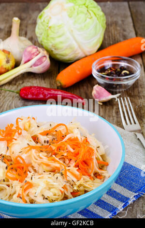 Sauerkraut mit Karotten, Salz, Wasser, Zucker, Knoblauch, Fenchelsamen Stockfoto