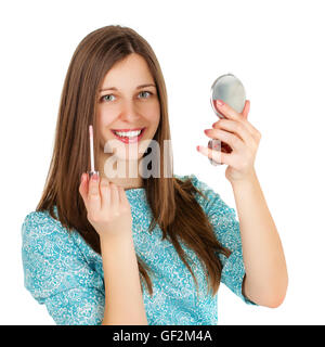 junge schöne Frau Auftragen von Puder auf Wange mit Pinsel - isoliert Stockfoto