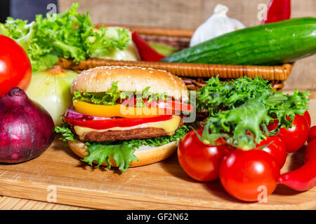 hausgemachte Hamburger mit frischem Gemüse, Nahaufnahme Stockfoto