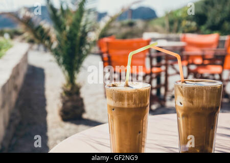 Kaffee Frappe, griechische Küche auf dem Tisch am Strand, Vintage-look Stockfoto