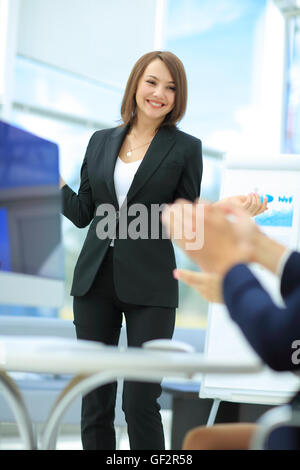 Erfolgreiche Frau macht eine Geschäftspräsentation Gruppe Stockfoto
