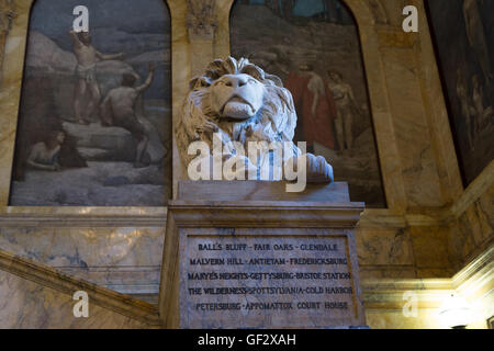 Ein Foto von einer Löwenstatue innerhalb der Boston Central Library in Boston, Massachusetts, USA. Stockfoto