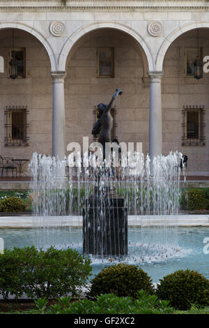 Ein Blick auf den Brunnen im Innenhof der Boston Public Library am Copley Square in Boston, Massachusetts. Stockfoto