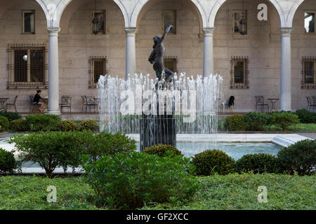 Ein Blick auf den Brunnen im Innenhof der Boston Public Library am Copley Square in Boston, Massachusetts. Stockfoto